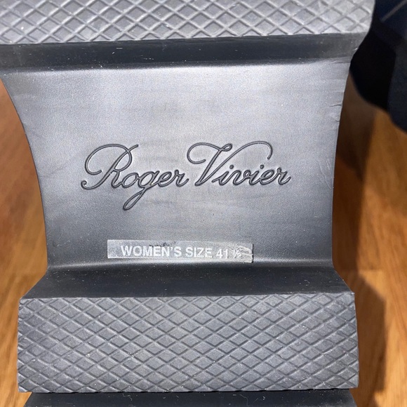 Roger Vivier Walky Viv Strass Buckle sneaker in Patent Leather in black. - Picture 7 of 8